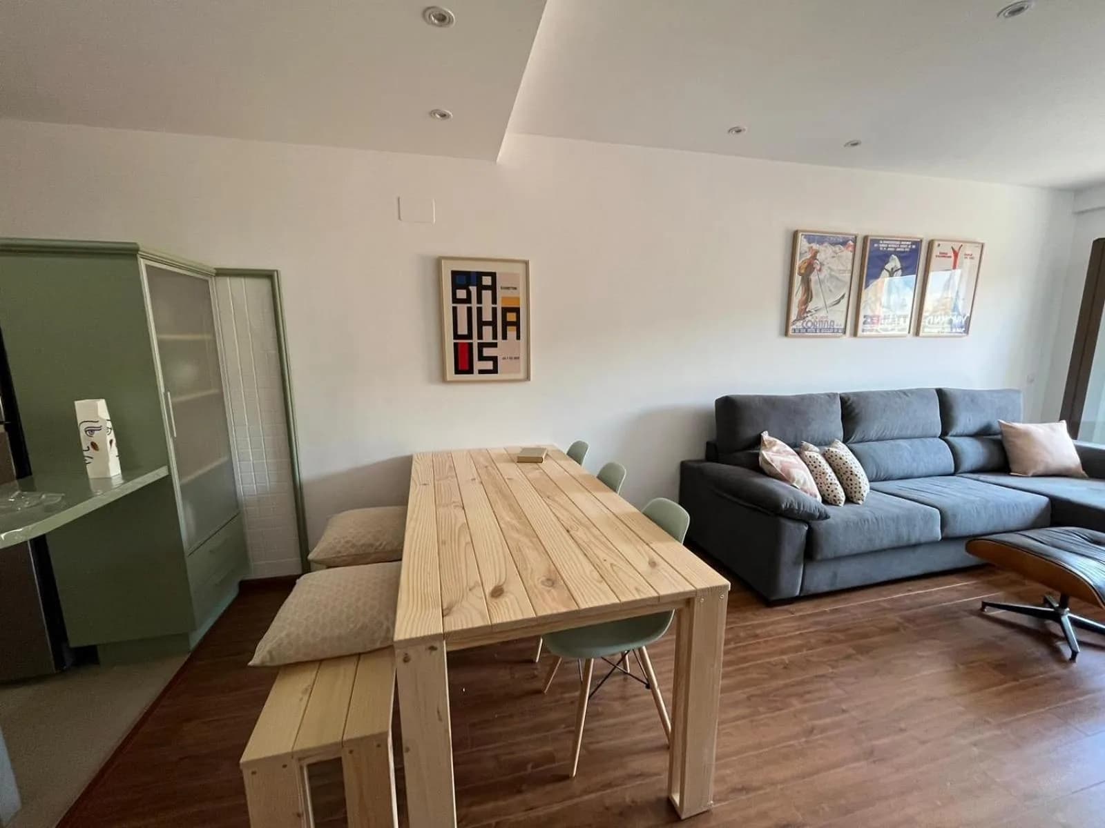 Salón del apartamento de Javalambre con acceso al balcón