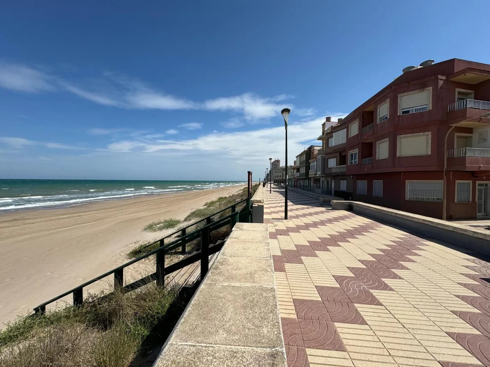Paseo marítimo junto a la playa de la Llastra, al lado del apartamento