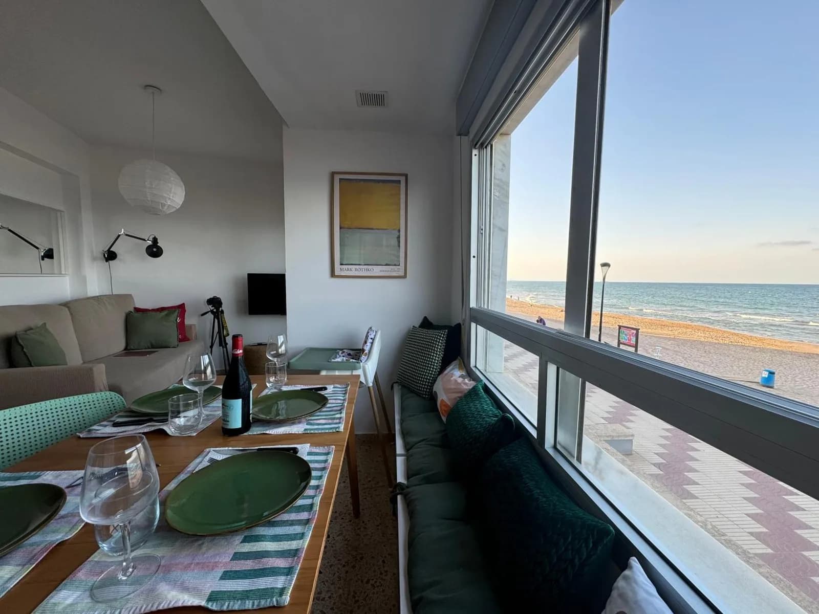 Salón del apartamento con vistas frontales al mar Mediterráneo, en la playa de la Llastra
