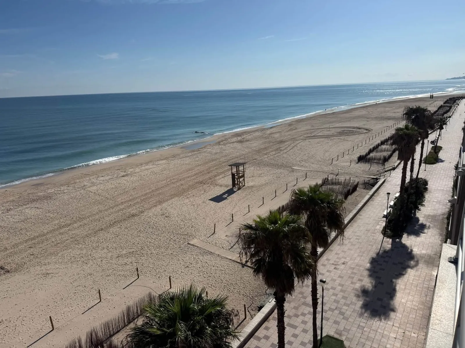 El mar Mediterráneo y la playa de la Llastra vistos desde el apartamento